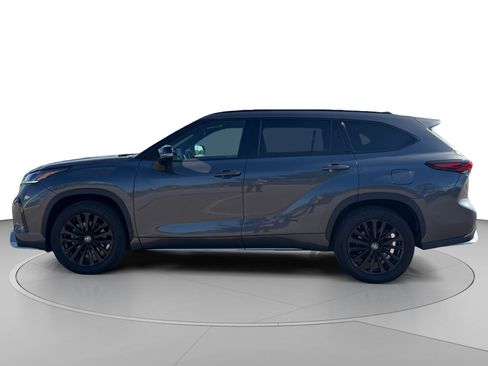 Used 2025 Toyota Highlander XSE AWD/4WD image 3