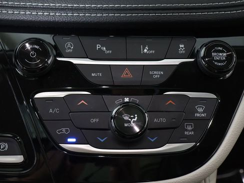 Used 2023 Chrysler Pacifica Limited FWD image 56