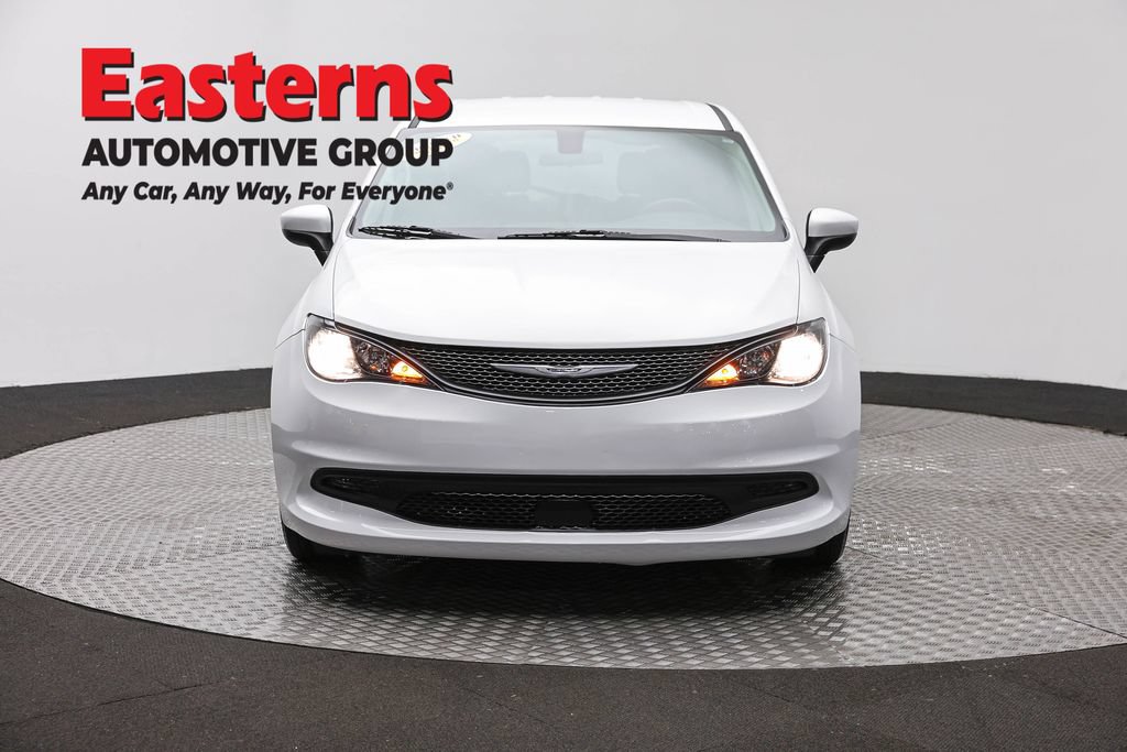 Used 2022 Chrysler Voyager LX FWD image 4