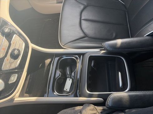 Used 2024 Chrysler Pacifica Limited w/ Uconnect Theater Family Group image 17