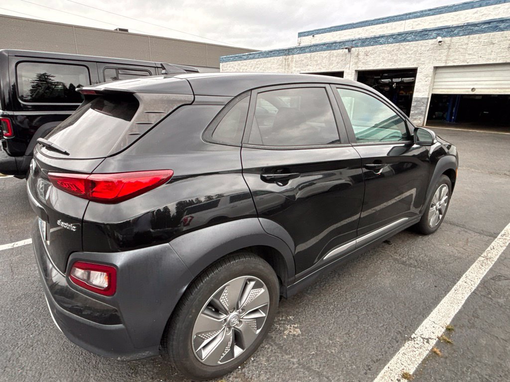 Certified 2021 Hyundai Kona Limited w/ Cargo Package FWD image 4