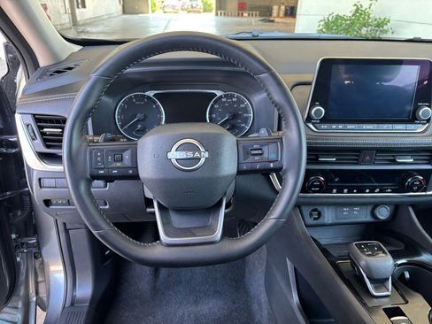 Used 2025 Nissan Rogue SV FWD image 30