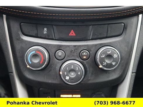 Used 2022 Chevrolet Trax LT w/ LT Convenience Package image 12