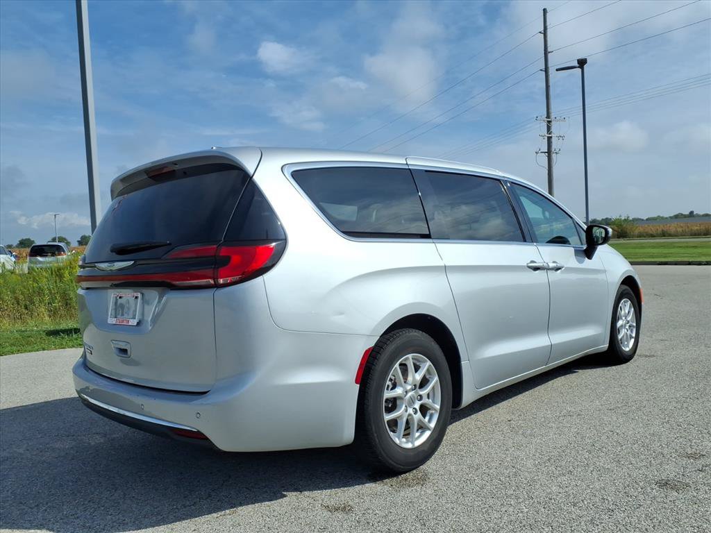 Used 2023 Chrysler Pacifica Touring-L FWD image 3