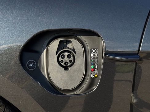 Used 2025 Porsche Taycan RWD image 9