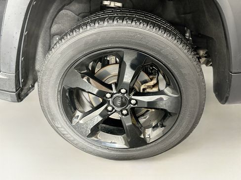 Used 2023 Jeep Grand Cherokee Altitude AWD/4WD image 11