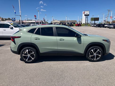 Used 2024 Chevrolet Trax RS w/ Sunroof Package FWD image 8