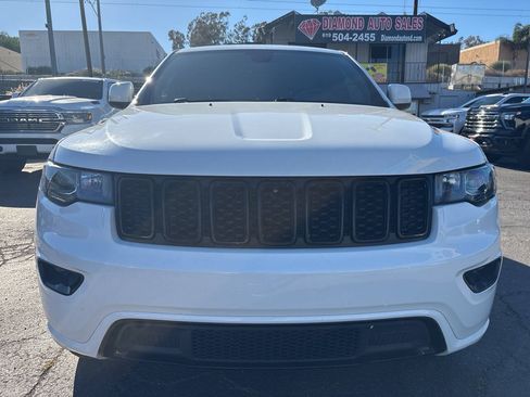 Used 2018 Jeep Grand Cherokee Altitude RWD image 3