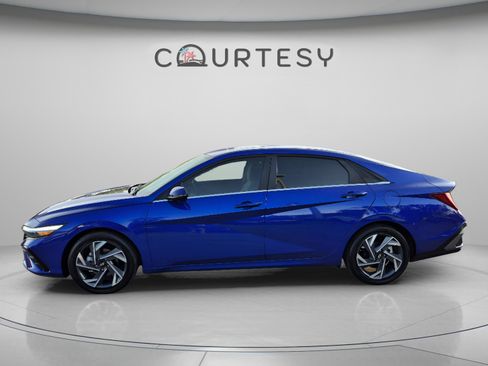 Used 2025 Hyundai Elantra Limited FWD image 2