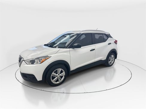 Used 2019 Nissan Kicks S image 4