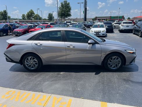 Used 2025 Hyundai Elantra Hybrid FWD image 6