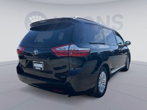 Used 2017 Toyota Sienna XLE w/ XLE Navigation Package FWD image 7