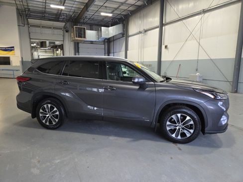 Used 2022 Toyota Highlander XLE image 5