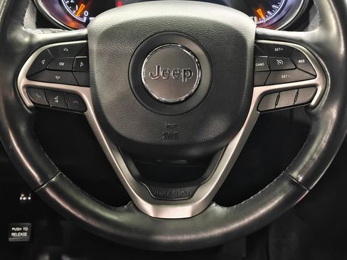 Used 2019 Jeep Grand Cherokee Altitude AWD/4WD image 5