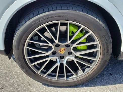 Certified 2022 Porsche Cayenne E-Hybrid Coupe w/ Premium Plus Package AWD/4WD image 12