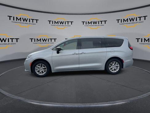 Used 2024 Chrysler Pacifica Touring-L image 6