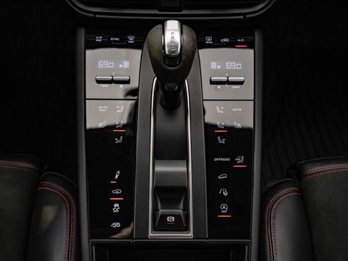 Certified 2024 Porsche Macan GTS AWD/4WD image 37