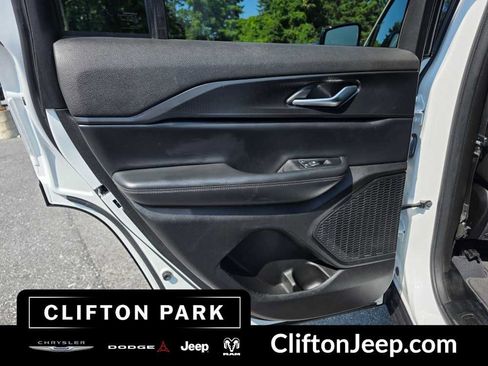 Used 2023 Jeep Grand Cherokee Altitude AWD/4WD image 12