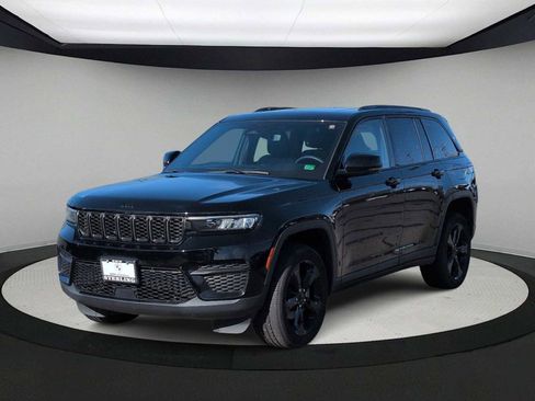 Used 2023 Jeep Grand Cherokee Altitude image 3