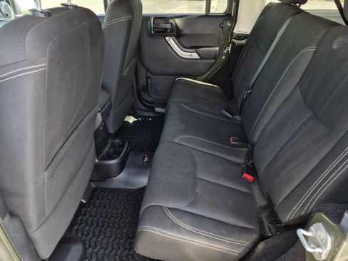 Used 2016 Jeep Wrangler Unlimited Sahara w/ Connectivity Group image 31