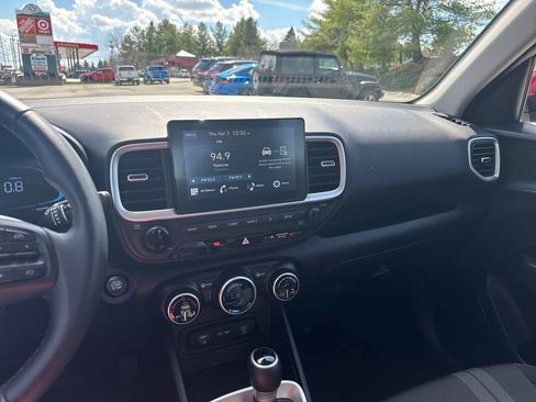 Used 2025 Hyundai Venue SEL image 17