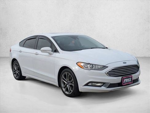 Used 2017 Ford Fusion SE image 3