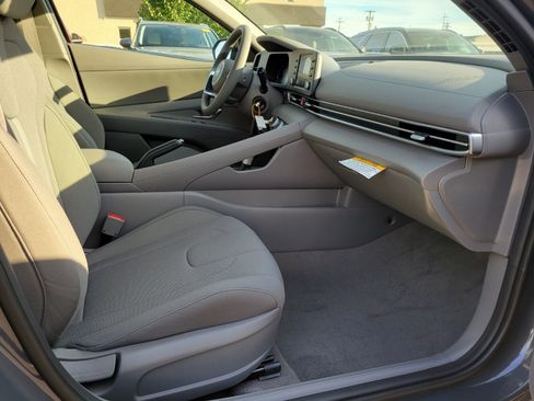 Used 2025 Hyundai Elantra SE image 11