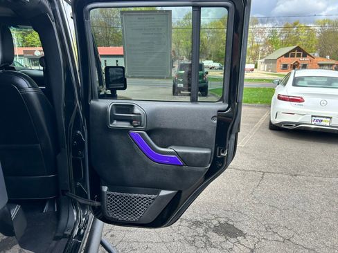 Used 2017 Jeep Wrangler Unlimited Sahara w/ Connectivity Group AWD/4WD image 22