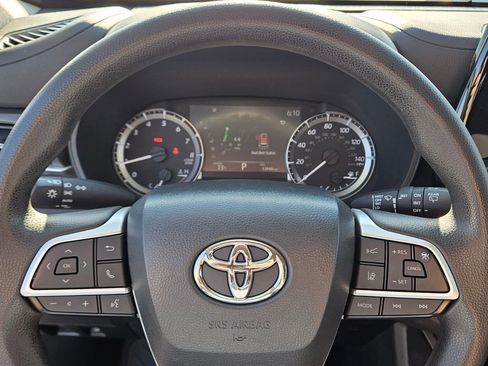 Certified 2023 Toyota Highlander L image 24