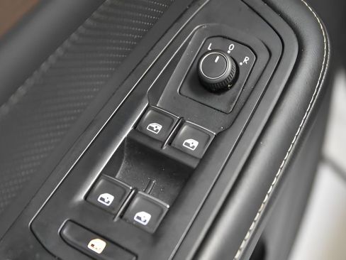 Used 2024 Volkswagen Atlas SE image 17