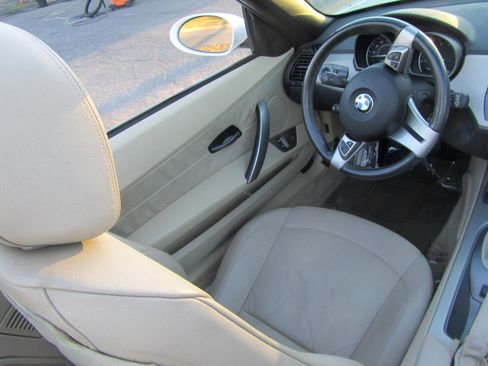 Used 2004 BMW Z4 2.5i image 14