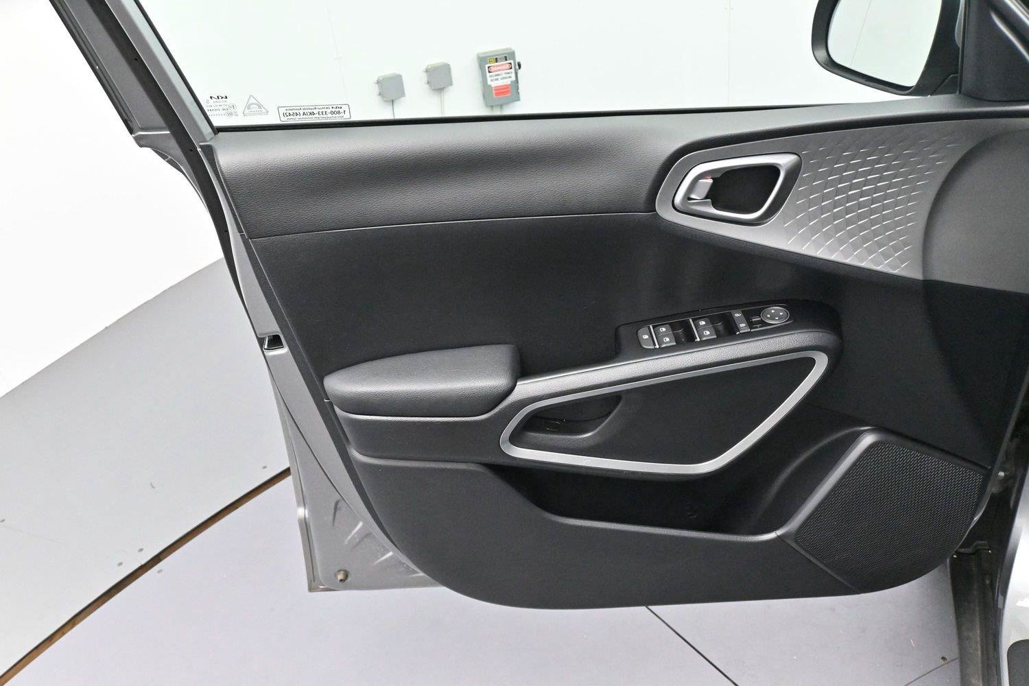 Used 2025 Kia Soul LX FWD image 10