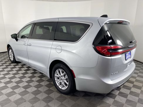 Used 2024 Chrysler Pacifica Touring-L image 9