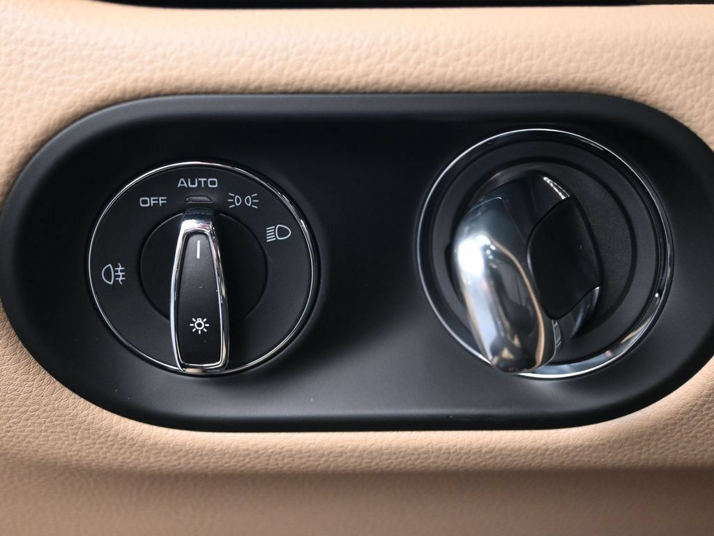 Used 2026 Porsche Macan AWD/4WD image 24