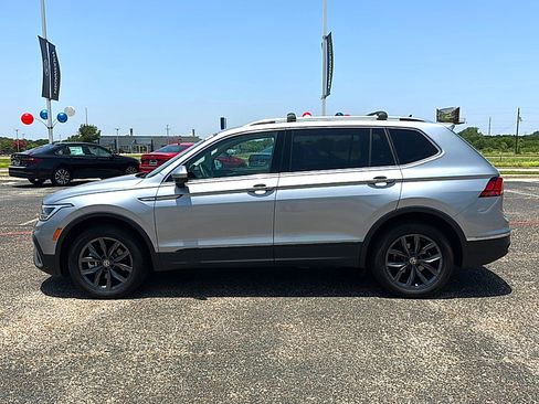 Used 2023 Volkswagen Tiguan SE FWD image 5