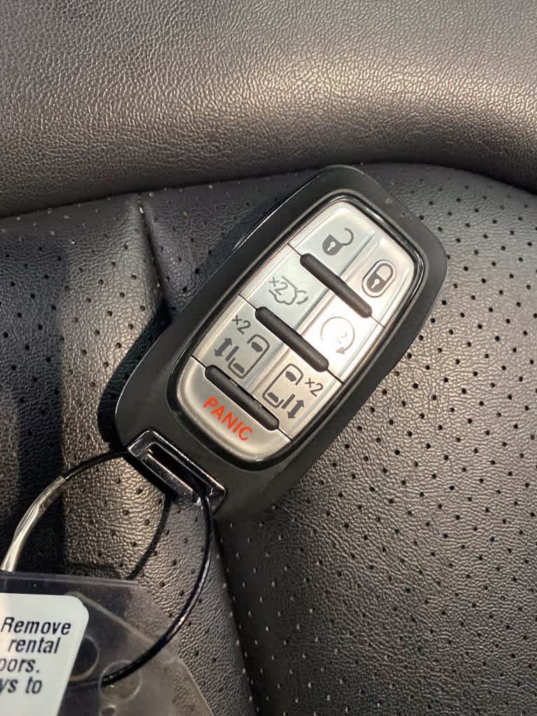 Used 2025 Chrysler Pacifica Select FWD image 27