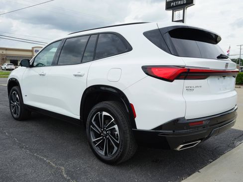 Used 2025 Buick Enclave Sport Touring FWD image 3