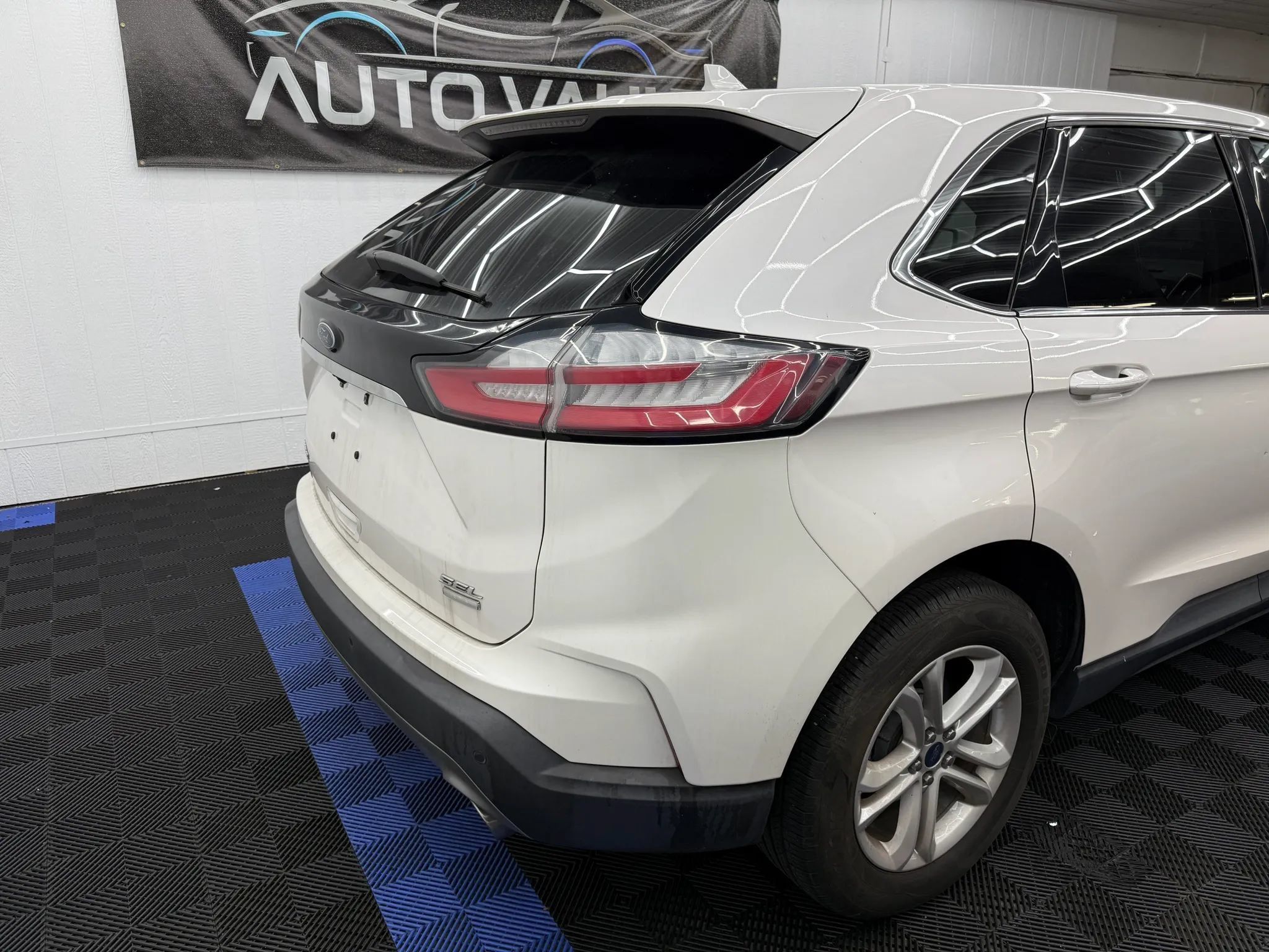 Used 2019 Ford Edge SEL w/ Equipment Group 201A FWD image 3
