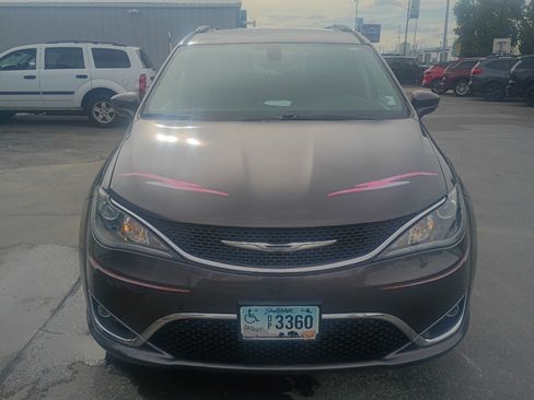 Used 2017 Chrysler Pacifica Touring-L FWD image 3