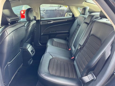 Used 2017 Ford Fusion SE w/ Equipment Group 201A FWD image 14