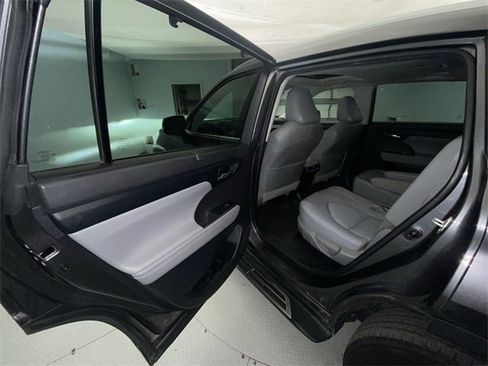 Used 2022 Toyota Highlander XLE image 23