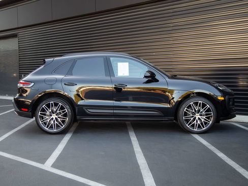 Certified 2026 Porsche Macan AWD/4WD image 8