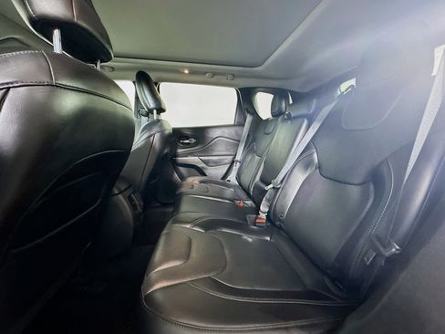 Used 2019 Jeep Cherokee Limited image 27