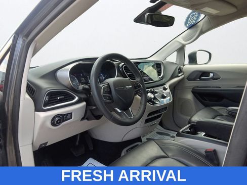 Used 2023 Chrysler Pacifica Touring-L FWD image 22