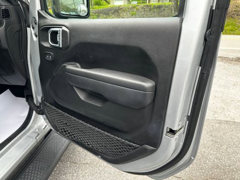 Used 2022 Jeep Gladiator Sport AWD/4WD image 12