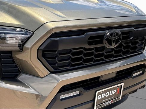 Used 2025 Toyota Tacoma TRD Sport AWD/4WD image 28