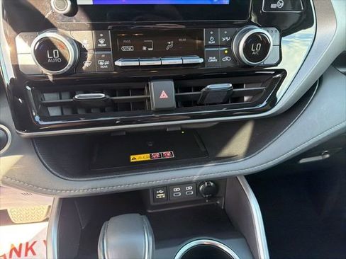Used 2025 Toyota Highlander XLE AWD/4WD image 23