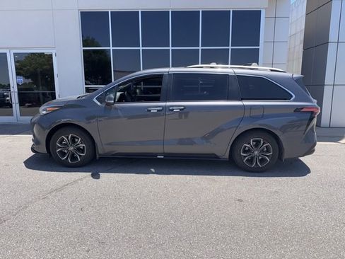 Used 2025 Toyota Sienna Platinum AWD/4WD image 5