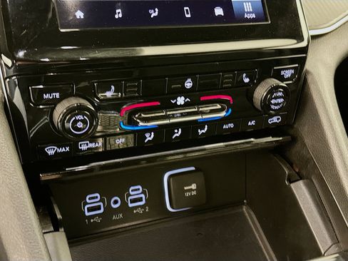 Used 2024 Jeep Grand Cherokee L Laredo image 23