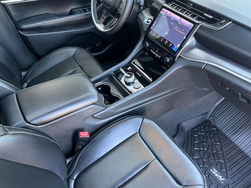 Used 2025 Jeep Grand Cherokee Limited w/ Black Appearance Package AWD/4WD image 16